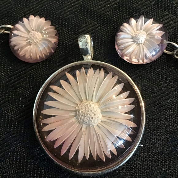 Daisy Pennant with matching earrings. - Picture 2 of 3